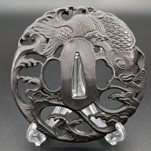 日本刀装具 刀鍔 鯉の図 鋼地 金工 鍔 刀の鍔 ツバ  鐔 刀鐔 刀剣美術 武道具 117G 4.5MMの画像1