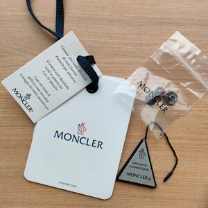 新品正規品　モンクレール　黒のダウンコート MONCLER に付いていたスペアボタンと三角タグ、紙タグ