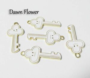 【D-0361】8pcs　スマイル　鍵　34×14mm　ホワイト　チャーム　ハンドメイドパーツ