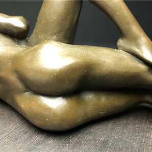 銅製 西洋美術 ブロンズ 女性像 抱き合う男女 女神 ヌード 女性 少女 美人 裸婦 仏像 置物  重さ約1006ｇ 木台付きの画像6