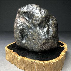 隕石・鉄隕石・磁石にくっつく・原石 マダガスカル 重さ約1699グラム 黒檀木台付きの画像1