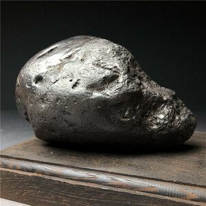  meteorite * iron meteorite * magnet .....* raw ore madaga Skull weight approximately 1528 gram tree pcs attaching 