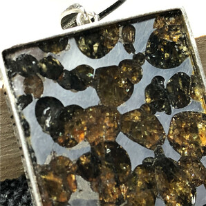 ケニアSericho パラサイト隕石 セリコ隕石 石鉄隕石 高品質隕石 隕石 コーティング済み ペンダント 重さ20グラム 共箱の画像8