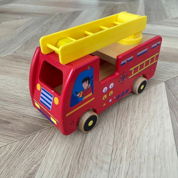 木製　消防車　おもちゃ