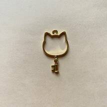 ねこのカギの空枠　1個　ゴールド　チャーム　39×24mm　現品_画像1