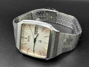 ジャンク 現状品 セイコー SEIKO キングクォーツ KQ 5856-5000 メンズ 腕時計 デイデイト 三針 スクエア シルバー文字盤 文字盤劣化 稼働品