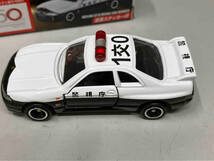 ② トミカ SKYLINE GT-R PATROL CAR/BCNR33 スカイライン誕生50周年記念 後期 タカラトミー 箱あり ステッカーあり_画像3