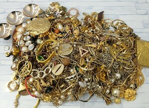 ジャンク 【1円スタート】大量 金メッキ 総重量4kg以上 467点 セット 貴金属 ゴールド系 24KGP 金メッキアクセサリー メダル 部品取り