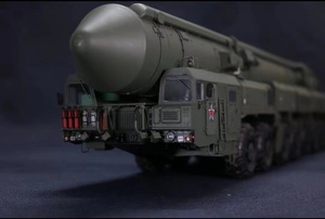 Трубач 1/35 Российская межконтинентальная баллистическая ракета «Тополь М» в сборе окрашенная