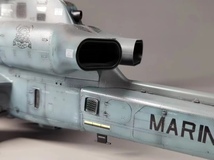 アカデミー1/35 アメリカ AH-1Z Shark-Mouth ヘリコプター 組立塗装済完成品_画像3