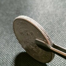 1701　日本古銭　丸銀一圓銀貨　明治8年　39mm　コイン_画像3