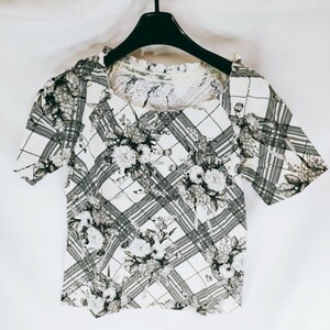 【美品】INGEBORG インゲボルグ 半袖シャツ サイズM 半袖シャツ ホワイト クリーム系 花柄 半袖Tシャツ 上着 トップス レトロ A-10