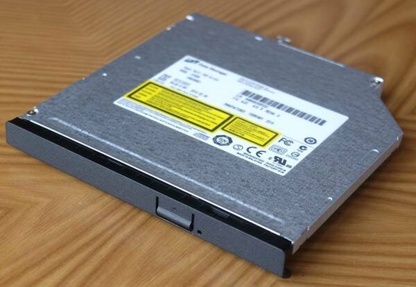 DVDスーパーマルチドライブ SATA 12.7mm ：日立 LG GTA0N