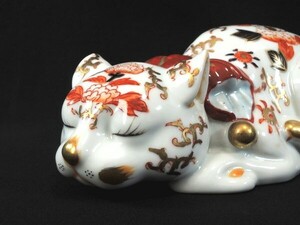 在銘/鍵屋紫峰 銘/金襴手色絵/眠り猫/眠猫/ネコ/幅:24cm/伊万里焼/置物/オブジェ/骨董/古美術/美術品