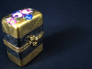 西洋美術/リモージュボックス/金銀彩花絵/ボックス型/嗅ぎたばこ入れ/ピルケース/小物入れ/ハンドペイント/置物/オブジェ/フランス/美術品