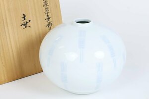  human national treasure Inoue . two white porcelain . wheat carving writing "hu" pot also box / vase flower vase flower go in decoration .