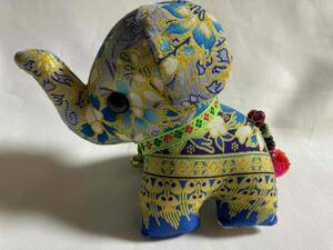 Art hand Auction ★Souvenir thaïlandais Éléphant en peluche, en tissu, avec cloche, Fait main, animal, éléphant, L'éléphant en général