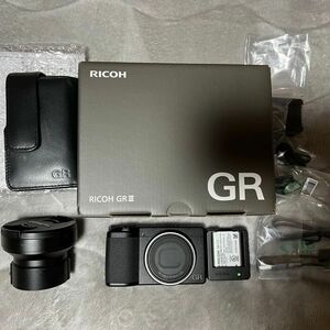 美品 RICOH GR III ワイドコンバージョンレンズ、予備バッテリー、充電器、純正ケースつき シャッター数800枚以下