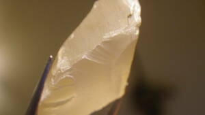 スリランカ産のムーンストーン、研磨用原石２（１３ｃｔ）。　透明に近い色