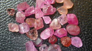 モゴック産のスピネルです（花の色のよう）。　写真全量のセット　ピンク系の宝石群　