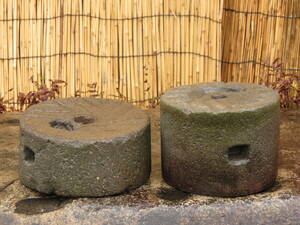 敷石二個　直径21.8cm、25cm　石臼　飛石　庭石　天然石