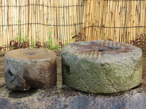 敷石二個　直径30.2cm、19cm　石臼　飛石　庭石　天然石