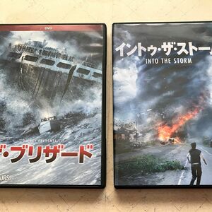 ザ・ブリザード　と　イントゥ・ザ・ストーム　の二本組みセットです。　大自然の脅威をお楽しみ下さい。　used品ですご理解を。