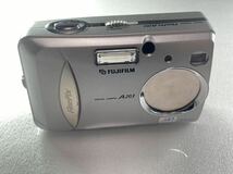 ★動作確認済み FUJIFILM 富士フイルム Fine Pix A203 コンパクトデジタルカメラ デジカメ コンパクト カメラ シルバー 中古品 管理TO238_画像2