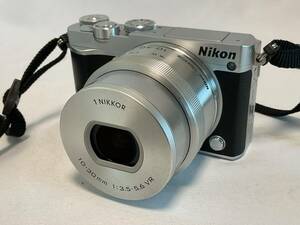 Nikon 1 J5 ＋１NIKKOR 10-30mm/3.5-5.6VR ストラップ/純正ケース/純正バッテリー+アマゾン購入社外品充電器/バッテリー2個 中古カメラ