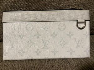 新品同様 ルイ ヴィトン バッグ タイガ ラマ ポシェット ディスカバリー LOUIS VUITTON 財布 ポーチ プレゼント