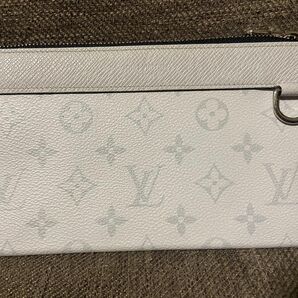 新品同様 ルイ ヴィトン バッグ タイガ ラマ ポシェット ディスカバリー LOUIS VUITTON 財布 ポーチ プレゼント