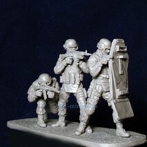 [ 1/35 ] 特殊部隊 SWAT 兵士 3名セット レジン 模型 フィギュアキット 未塗装 未組み立て 1/35 ミリタリー 1/35 G542_画像3