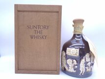 1円～ SUNTORY THE WHISKY サントリー ザ ウイスキー 有田焼 760ml コルク折れ 陶器ボトル 古酒 木箱 Q005705_画像1