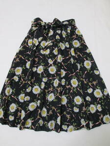 ピンクハウス・　ポリエステルの素敵なスカート　サッシュリボン付き　黒地に花柄　フリーサイズ　・美品　