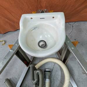 【中古】大阪引取歓迎 TOTO そで付手洗器 小型 L21N ＃SC1 アイボリー トラップ 排水ホース【KTC2F118】の画像2