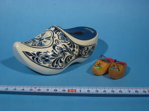  Holland tree shoes savings box & miniature tree shoes set Holland Clog type Coin bank ( used * beautiful goods )
