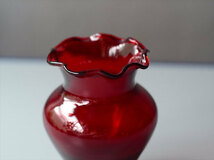 ドイツから 雰囲気のあるバーガンディ色 ガラスの花瓶 赤色 フラワーベース 一輪挿し 花器 アンティーク_ig3808_画像2