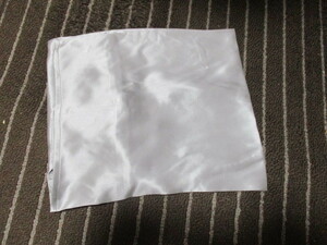 未使用　サテンシルク１００％　つぼみ　枕カバー　ホワイトシルバー　