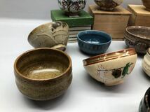 H■② 茶碗 まとめて 20点 セット 抹茶碗 茶道具 煎茶道具 茶器 無地 植物柄 白系 茶系 黒 陶器 焼物 和食器 在銘 コレクション 中古品 _画像4