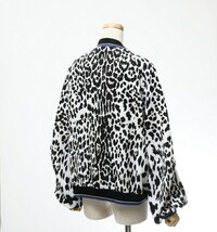 GI5050《Roberto Cavalli/ロベルトカヴァリ》ブルゾン ジップアップジャケット 46 イタリア製 レオパード アニマル柄 ボリュームスリーブ_画像2