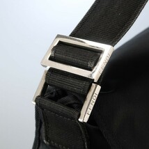 TH1971*イタリア製《FENDI フェンディ》ロゴプレート ナイロン ショルダーバッグ クロスボディバッグ 斜め掛け 鞄 ブラック_画像5