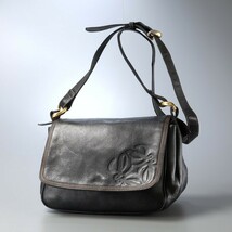 MG1086*スペイン製《LOEWE ロエベ》vintage アナグラム レザーショルダーバッグ クロスボディ フラップバッグ 斜め掛け ブラック_画像1