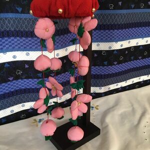 縮緬で作った桃の花と果実のタペストリー　スタンド付き　可愛いピンクの飾り物