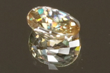 PARTYカラーフラ～～ッシュ!!! 希少なタンザニア産 0.85ct VVS 天然 ジルコン ルース オーバル 5.5 x4.8mm_画像4