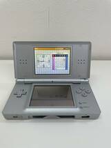 【中古・ゲームカセット動作未確認】Nintendo DS Lite グロスシルバー UJF18110153 充電器付属・初期化済み_画像2