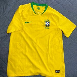 ブラジル　サッカー ユニフォーム NIKE 以前応援の為シャツの上から着たくらいです。宜しくお願い致します。