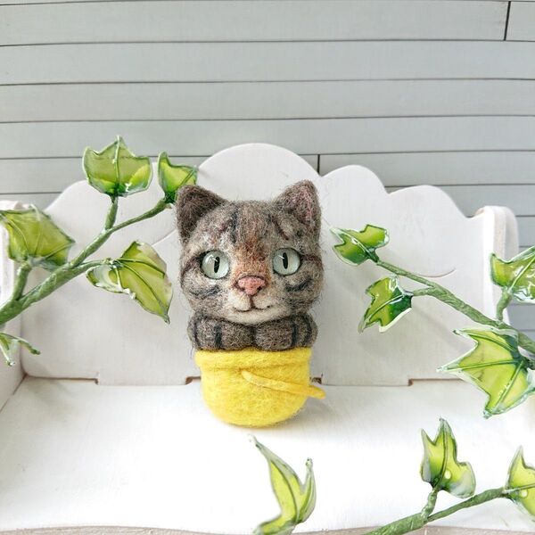 猫41◎キジトラ イエローバケツ 羊毛フェルト ネコ ブローチ ハンドメイド 猫好き 飾り 黄色 バケツ猫