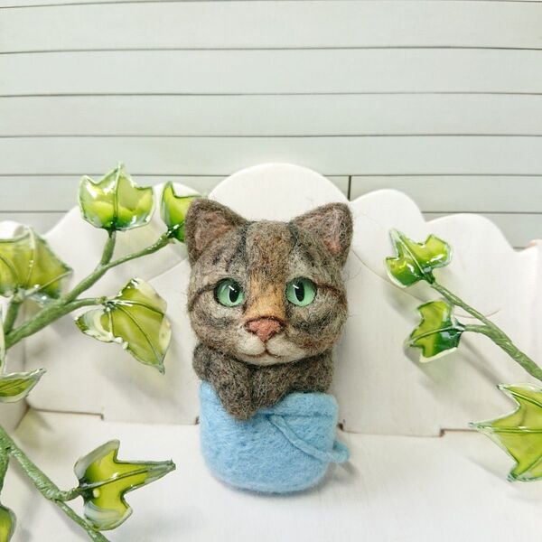 猫72◎キジトラ 水色バケツ 羊毛フェルト ネコ ブローチ ハンドメイド バケツ猫 猫好き 飾り
