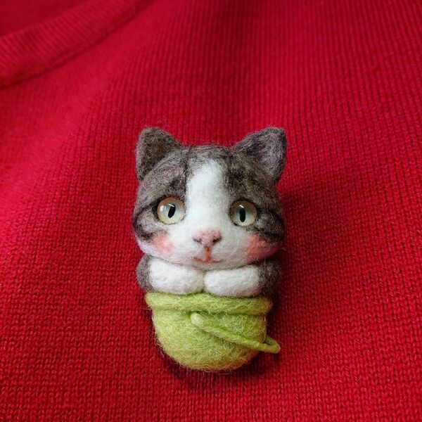 猫69◎キジシロ 羊毛フェルト ネコ ブローチ バケツ猫 ハンドメイド 猫好き