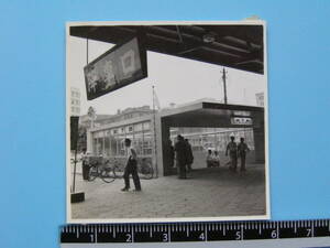 (J52)228 写真 古写真 電車 鉄道 鉄道写真 地下鉄 開通 昭和34年7月20日 東京駅 降車口